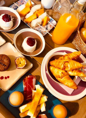 Petit déjeuner dans une maison d'hôte à aix en provence, saint marc jaumegarde